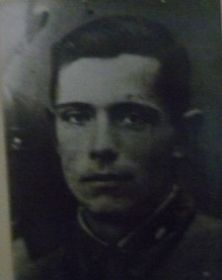 Гв. ст. лейтенант Ляшко Иван Викторович (1911- 04.08.1943), командир роты Т-34 347 отд. танкового батальона 17 гв. тбр. Похоронен в г. Орле.