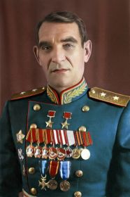Дважды Герой Советского Союза, генерал-лейтенант Глазунов Василий Афанасьевич (1896–1967). В 1943–45 гг. командир 4-го гв. корпуса 8-й гв. армии.