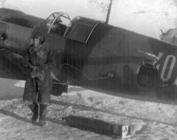 Механик Моисеев из 5-го гиап у самолета Ла-5 ранней модификации. Саваслейка, ноябрь 1942 г.