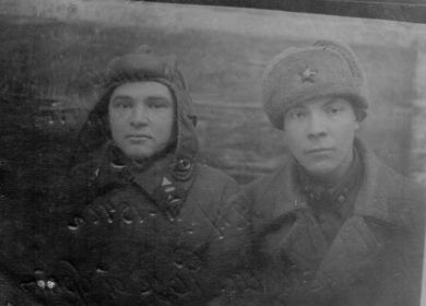 Лейтенант Мамонтов Василий Петрович (04.09.1922 - 14.08.1943), на снимке справа.
