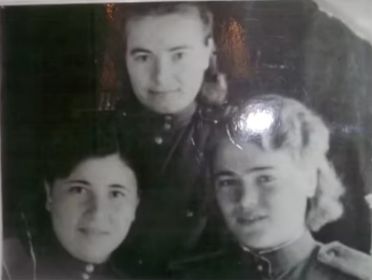 Бардина (Валяева) Зинаида Алексеевна (справа) с боевыми подругами 1942 год
