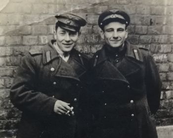 Валяев Пётр Николаевич (слева) с товарищем 1942 год
