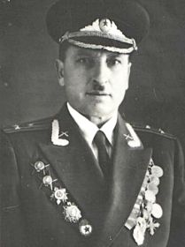 Ольховой Петр Минович 1908 года рожд. Гвардии подполковник 331 гвардейского артполка. Командир полка.