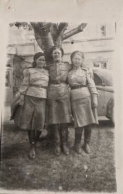 Австрия, 21.04.1945 (Таня Какунина, Саша Безбородова, Нина Крупенко)