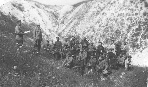 1942 год.  Партийное собрание.  Прием в ряды ВКП(б).  Велигура И.М. во втором ряду крайний справа.