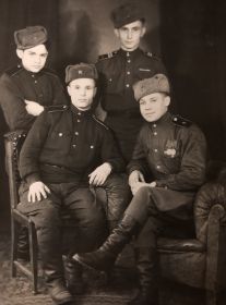 Гребенюк Андрей ( слева на стуле)