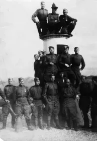 Порт-Артур. 9 мая 1946год.  Гора Перепелиная. Дедушка второй ряд, второй справа