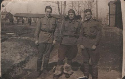 Экипаж 260 БАП слева направо Родзанов, Шаповалов, Сысоев. 10 IV 1943г. г.Красноярск