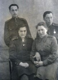Хамункин Иван Федосеевич и Чулкова Мария Васильевна (слева) с фронтовыми товарищами. 1944 год, Молдавия, город Сороки.