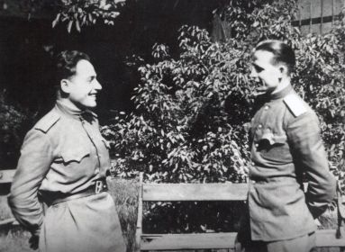 Победная фотосъёмка. Хамункин Иван Федосеевич (слева) с фронтовым товарищем. 13 мая 1945 года, Чехословакия, город Брно.