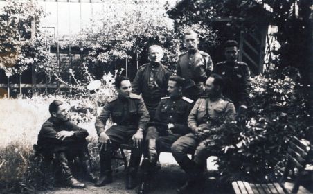 Хамункин Иван Федосеевич (второй слева в первом ряду) с фронтовыми товарищами. Уже Победа! Все счастливы и ждут возвращения домой. 13 мая 1945 года, Чехословакия, город Брно.