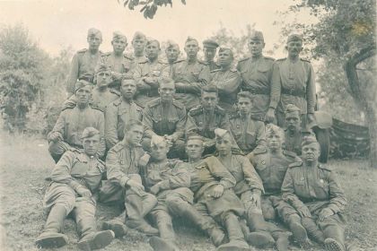 Солдаты 66-й  гвардейской стрелковой дивизии. Отец –  нижний ряд, второй  слева. Июль  1945 г.