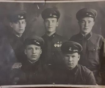 Шарафутдинов Фатых (внизу слева) с товарищами тех лет