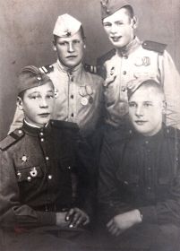Боевые товарищи Алексея Ильича Ефимова. Увы, но поимённо я всех не знаю, но на фото Алексей самый старший из четвёрки.