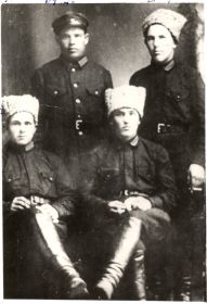 На фото слева направо А.Г. Кайгородов (1) и земляки из Слободо-Туринского района П.П. Шешуков (2), М.К. Семухин (3), М.В. Хворов (4)