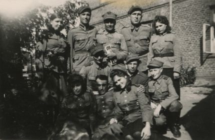 Фото военных лет (10) 25 июня 1945_Польша_Лович_ВПСП № 40 Общий снимок с сослуживцами