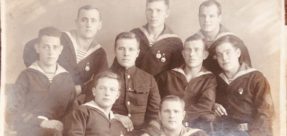 Фотокарточка Дасина Николая Афанасьевича 1915 г.р.  с однополчанами: Николай справа в крайнем третьем  ряду
