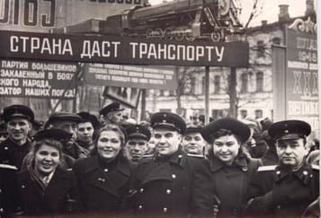 7 ноября 1949 г. , Москва. На Демонстрации трудящихся. В колонне работников  центоальногл аппарата МПС СССР...