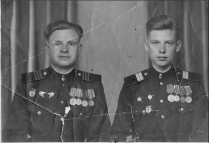 Неизвестный солдат справа от деда