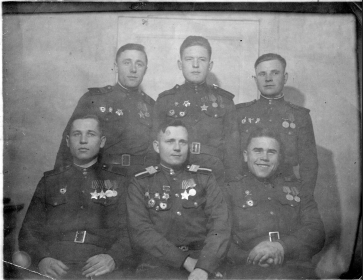 Леонид, Николай, Георгий, Иван, Николай, дедушка (16.05.1946 Германия г.Гримма) не знаю в каком порядке, кто есть кто. Имена написаны на обороте.