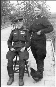 Неизвестный солдат слева от деда (20.11.1946)