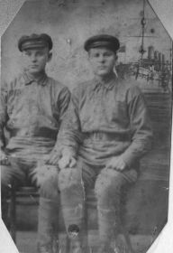 Пестов Иван Назарович слева, наверно во время срочной службы до ВОВ. Справа неизвестный солдат.