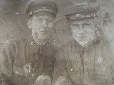 Лепихин Петр Иванович (1916гр.) (слева, друг детства)