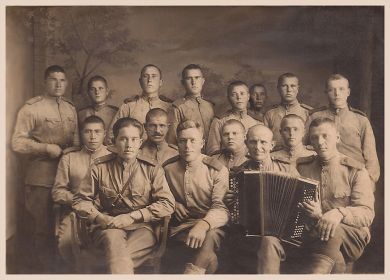 Фото сделано во время Советско-японской войны. Часть солдат является связистами. В верхнем ряду первый слева солдат по фамилии Зинатулин. В среднем ряду крайний справа мой прадед Лебедев Л.В.