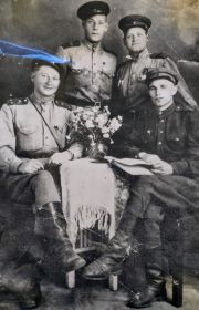 Неплюев Василий Трофимович изображен на фотографии первый слева (стоя), имена однополчан нам не известны.