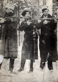 Разведчицы-кавалеристы 5-ой Клетнянской партизанской бригады январь 1942 года (слева направо Зина Ячменева, Римма Шнитман, Анна Семенцова)