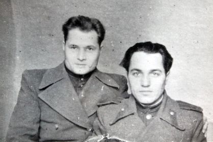 Хамункин Иван Федосеевич (справа) с фронтовым товарищем.