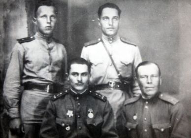 Хамункин Иван Федосеевич (в верхнем ряду справа) с фронтовыми товарищами. 25 сентября 1944 года, Румыния, город Дева.