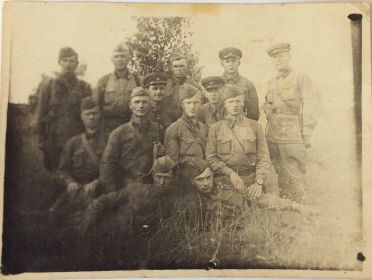 сентябрь 1941-го, Западное направление. Так написал на обороте фотографии мой дедушка, Васильченко Николай Антонович - он в первом ряду слева.