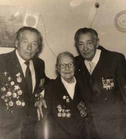 "Может быть, на этом снимке вместе мы в последний раз..." 9мая 1995 г. Однополчане-омичи 140 Ногород-Северской дивизии Маломанов И.А., Карчевникова (Иоффе) Н.К., Барабанов В.В.)