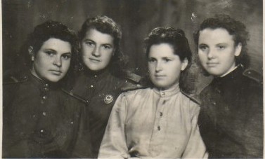 Слева направо: Клочкова Лиза, Зубкова Тамара, Панчикова Валя, Воробьева Клава. 21.05.1945 г.