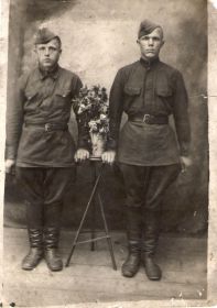 на фото с дедом неизвестный солдат, хотелось узнать кто это с левой стороны на фото