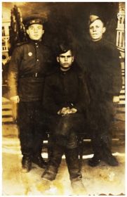 23.10.1943 г., город Можги (Удмуртия). Николай с друзьями.