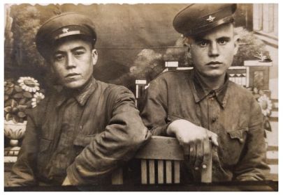 20 МАЯ 1943 г. Николай с другом . Город Можги (Удмуртия). Здесь ему 19 лет.