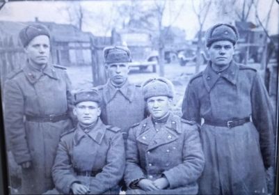 В первом ряду старший лейтенант Глущенко, Климов А.Л.,  во втором  ряду Петровский Г.А. , Губанов Н. , Кущий И.Е. Справа на лево