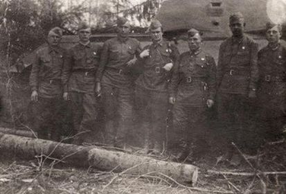 Бойцы 20 танковой бригады 136 танкового батальона с помощником начальника политотдела комиссаром Родневым А.Я. (в середине). 1941 год, Западный фронт.
