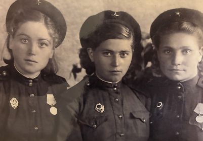 Вера Гусева,Валя корчагина(слева на право от Овсянниковой З.М)