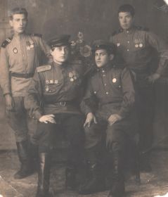 На память домой от Аведиса. С местно моим временным командиром и с товарищами. От 6 заставы г. Мукден