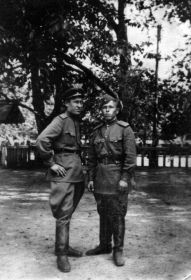 Прадедушка (слева) с однополчанином (Литвиненко) в Маньчжурии (Китай, 1944 г.)