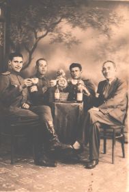 Аведис с командиром Ветровым и японцами 1946 г.