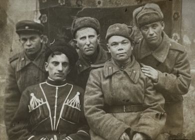 Баранов Никифор Алексеевич первый ряд справа