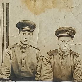 1944 год , перед отправкой на фронт. Сослуживец, земляк (ст. Темный Лес), друг - погиб сразу по прибытию на фронт (1 справа)