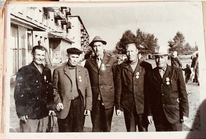 Коблов А.Н. с неизвестными товарищами на площади г. Навашино Горьковской области
