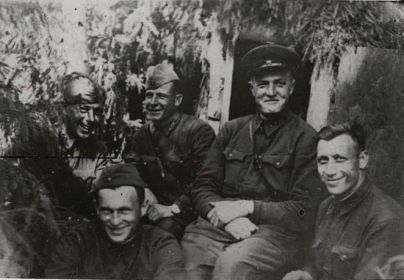 Л-т А. Коврижкин, ст. л-т Есипов, л-т Дроздов, мл. политрук М. Макаров, неустановленный старшина - командиры 2-й техроты 56-го  отдельного моторизованного понтонно-мостового батальона
