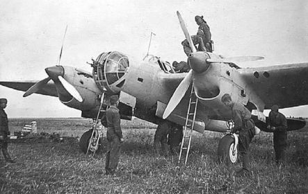 Предварительная подготовка самолета СБ-2М-100 к боевому вылету.