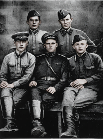 Командиры взводов и отделений 155-й отд. стрелковой бригады. Слева направо сидят: мл. лейт. Кравец, мл. серж. Кашеев, мл. серж. Петухов; стоят: ст. серж. Масюк, ст. серж. Ашинов